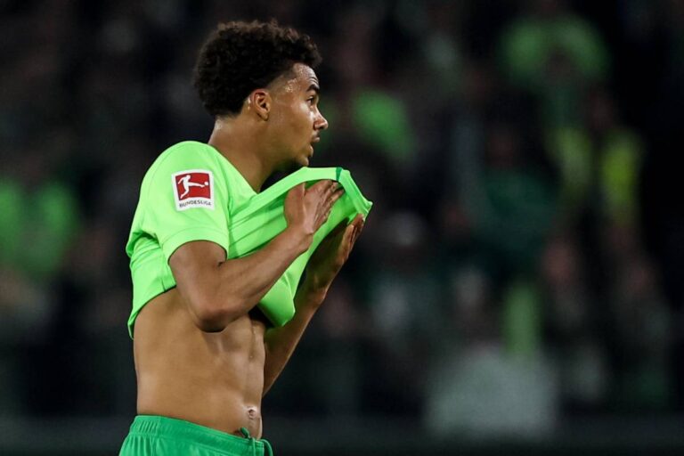 David Odogu con la maglia del Wolfsburg