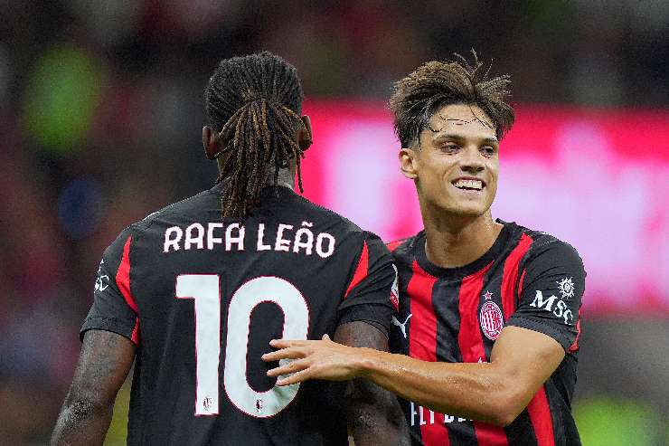 Leao calciatore del Milan di spalle con jashari sorridente