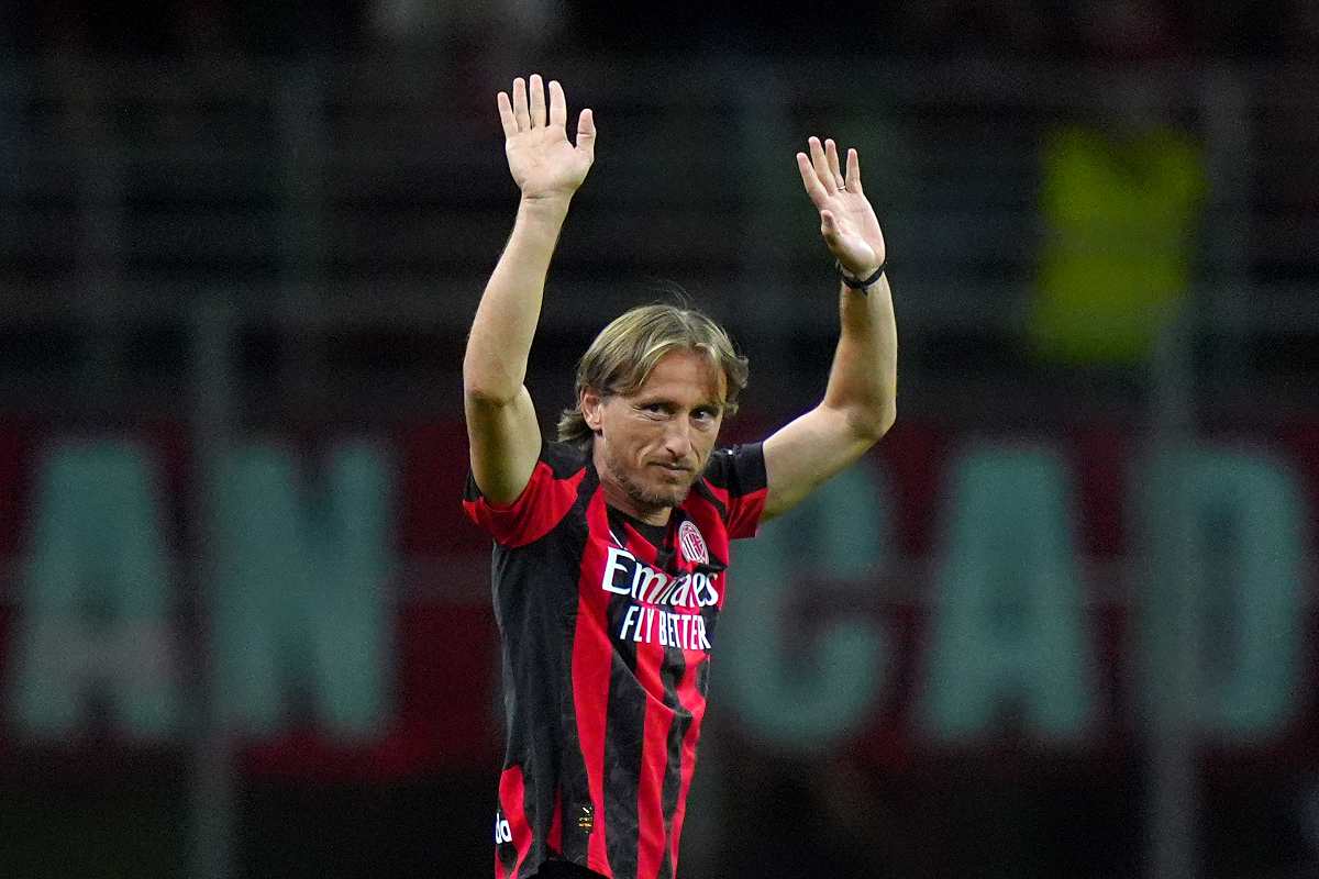 Modric in campo con la maglia del Milan