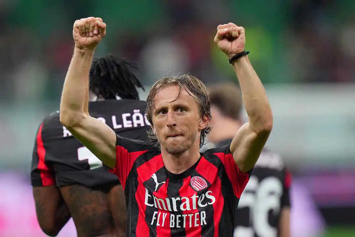 Modric in primo piano con la maglia del Milan
