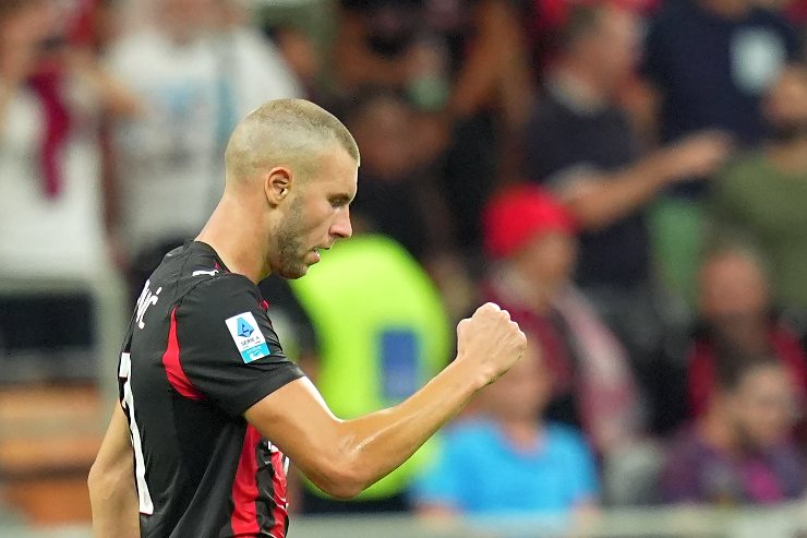 Pavlovic in primo piano con la maglia del Milan