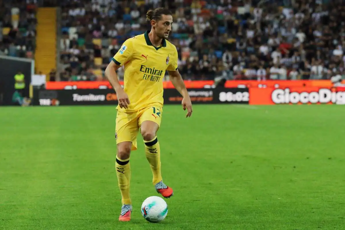 Rabiot mentre conduce la palla