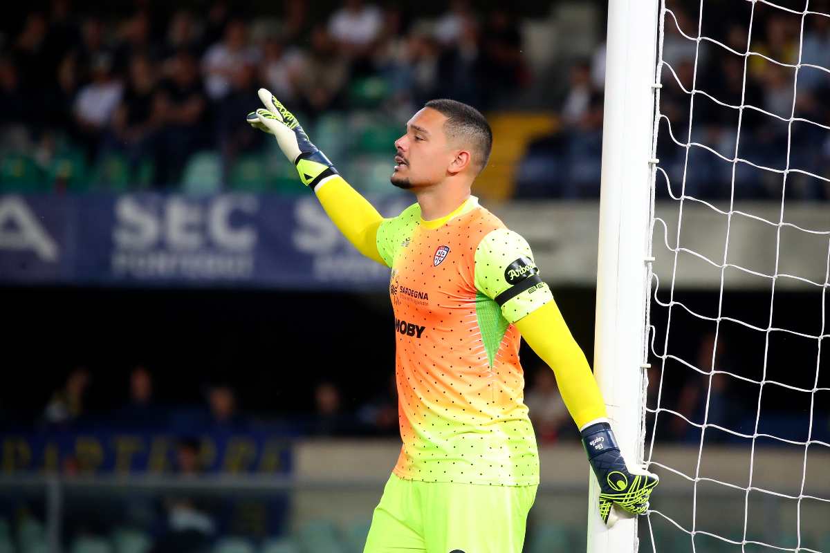 Il portiere del Cagliari Elia Caprile in primo piano