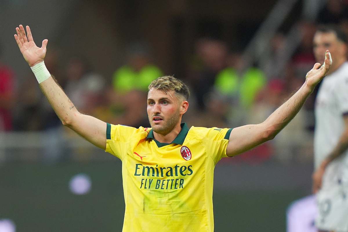 L'attaccante del Milan Santiago Gimenez in primo piano