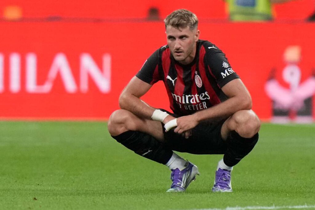 L'attaccante del Milan Santiago Gimenez in primo piano