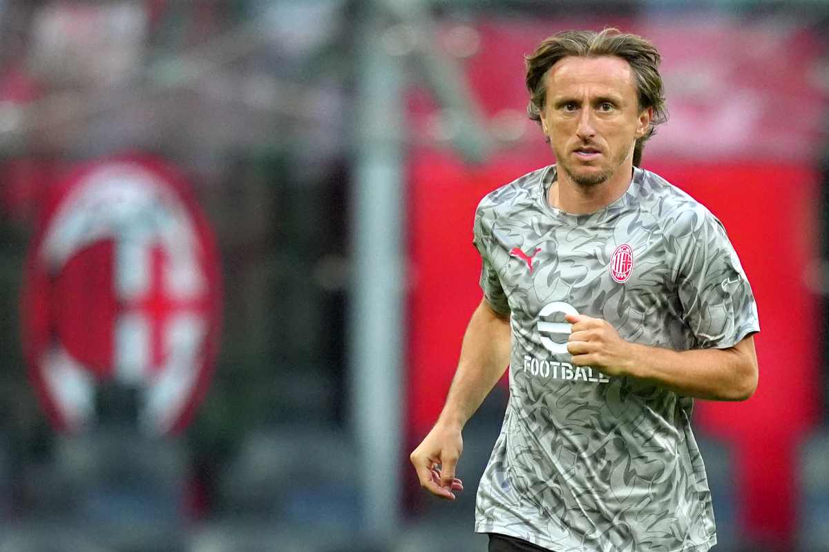 Il calciatore Luka Modric in campo per il riscaldamento prepartita con il Milan