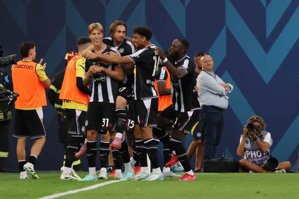 I calciatori dell'Udinese esultano dopo il gol segnato contro il Verona