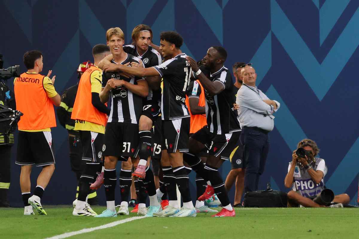 I calciatori dell'Udinese esultano dopo il gol segnato contro il Verona
