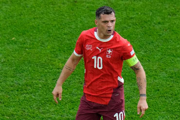 Il centrocampista Granit Xhaka in primo piano con la maglia della Svizzera