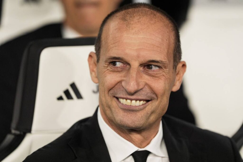 Massimiliano Allegri sorride in panchina durante una partita del Milan nella stagione 2025 di Serie A.