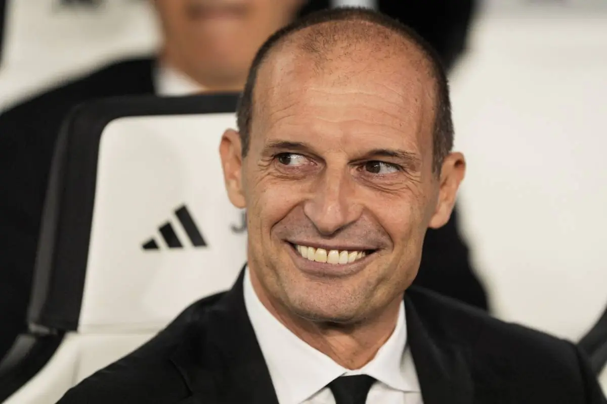 Massimiliano Allegri sorride in panchina durante una partita del Milan nella stagione 2025 di Serie A.