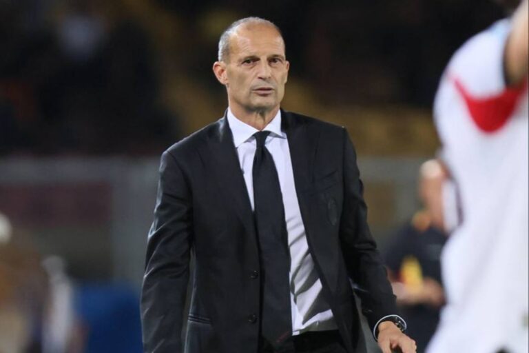 Allegri in piedi osserva Lecce-Milan