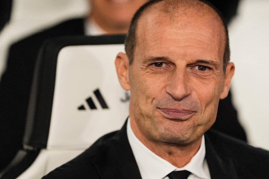 Massimiliano Allegri sorride in panchina durante una partita del Milan nella stagione 2025/26.