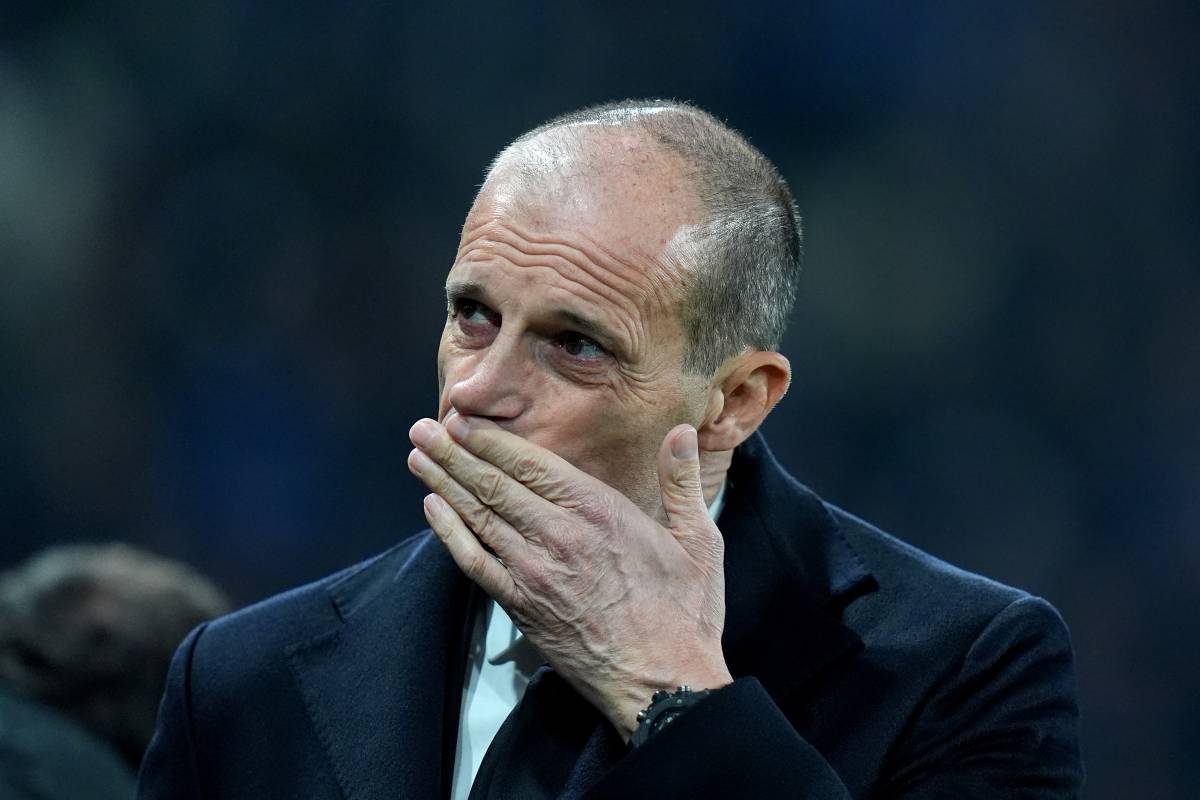 Allegri con la mano in viso preoccupato