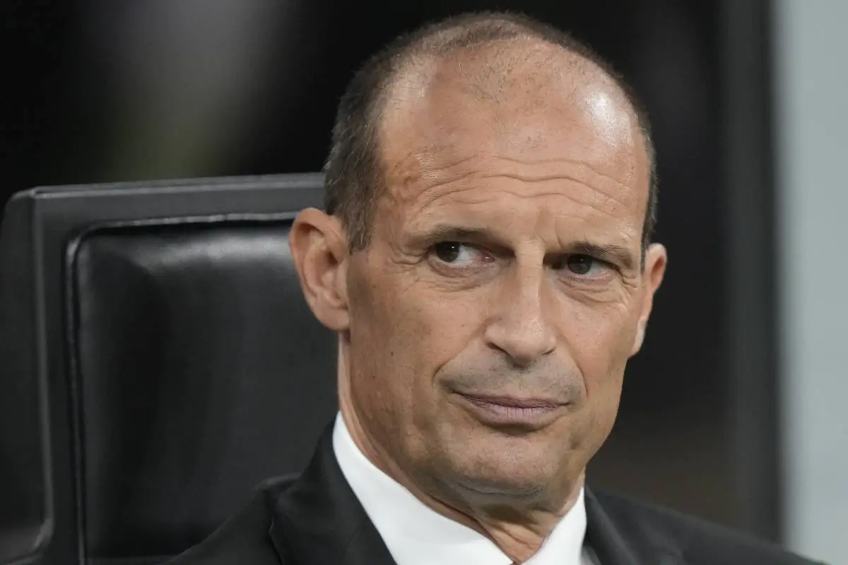 Allegri in panchina pensieroso durante la sfida contro il Bologna
