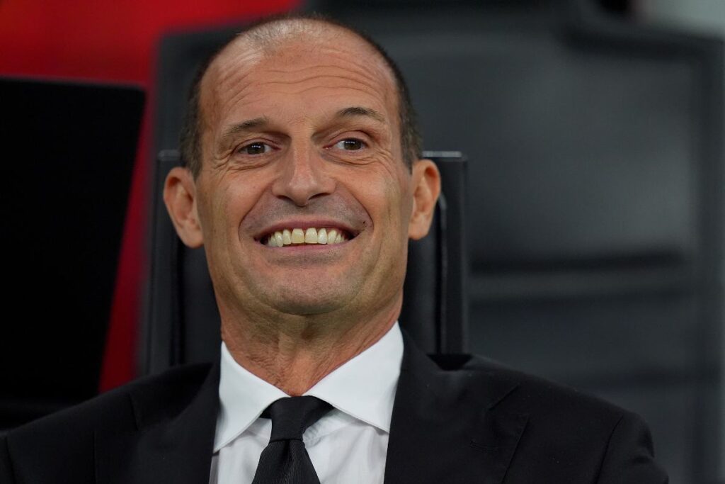 Allegri sorride in panchina durante Milan-Napoli