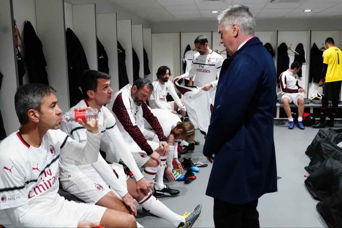Carlo Ancelotti a colloquio con i suo ex giocatori al Milan