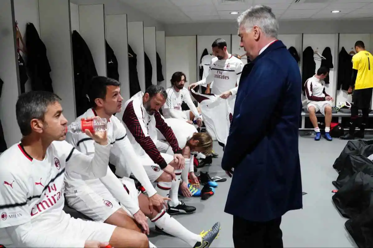 Carlo Ancelotti a colloquio con i suo ex giocatori al Milan