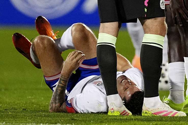 Christian Pulisic dolorante con la maglia degli Stati Uniti durante una partita amichevole