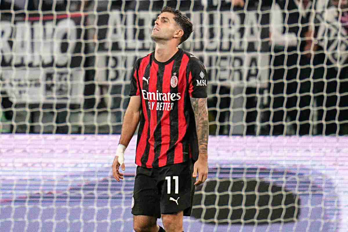Christian Pulisic deluso con la maglia del Milan durante una partita di campionato all'Allianz Stadium