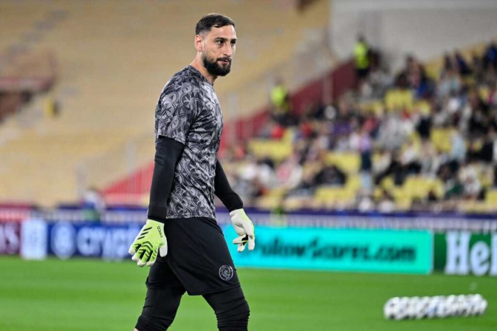 Gianluigi Donnarumma si prepara in campo con il Manchester City prima di una partita di Premier League 2025/2026.