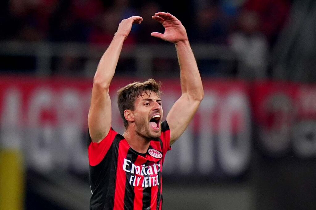 Gabbia in primo piano che esulta