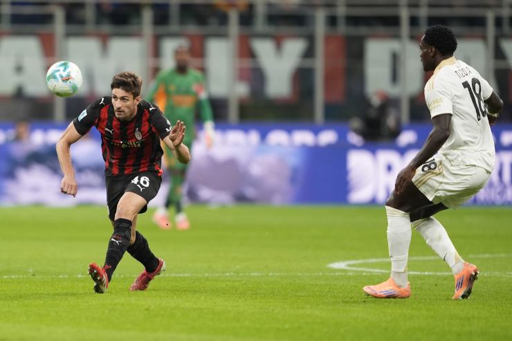 Matteo Gabbia in campo, a San Siro, contro il Pisa