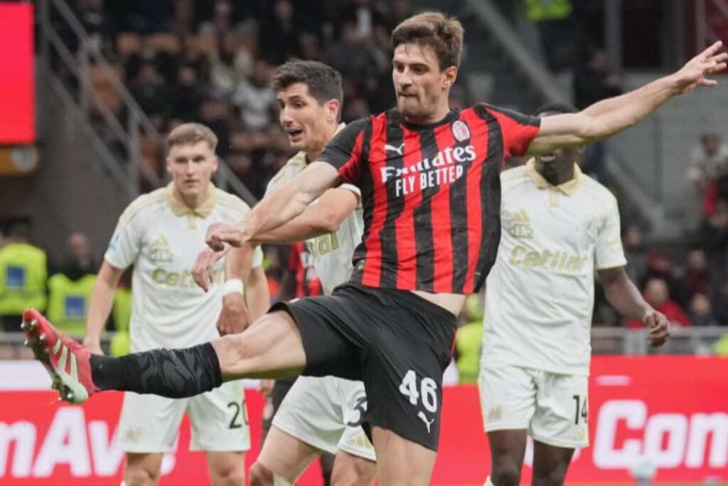 Matteo Gabbia in campo, a San Siro, contro il Pisa