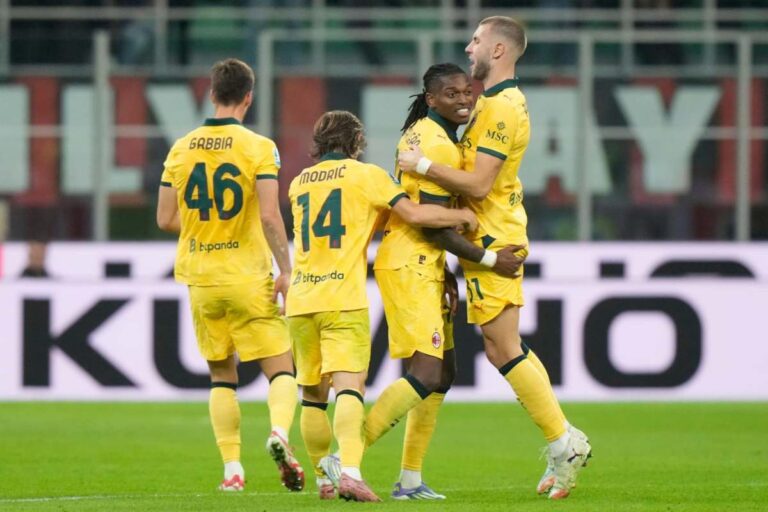 Gabbia, Modric, Pavlovic e Leao festeggiano dopo il gol realizzato dal portoghese contro la Fiorentina