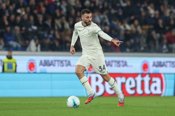 Mario Gila chiama il movimento ad un compagno in una partita di Serie A 2025/2026