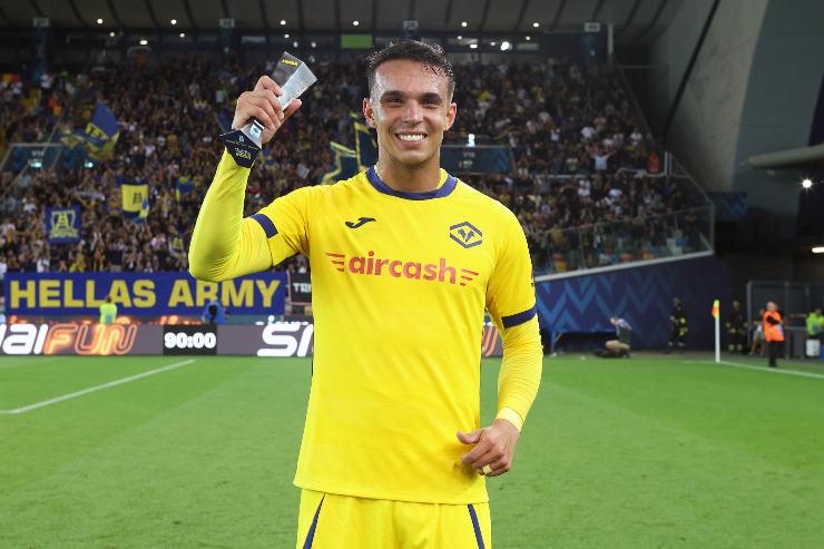 Giovane con in mano il premio di MVP