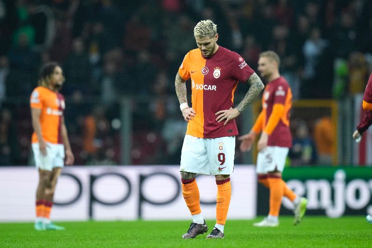 Mauro Icardi del Galatasaray deluso in campo dopo una sconfitta in Champions League 2025.