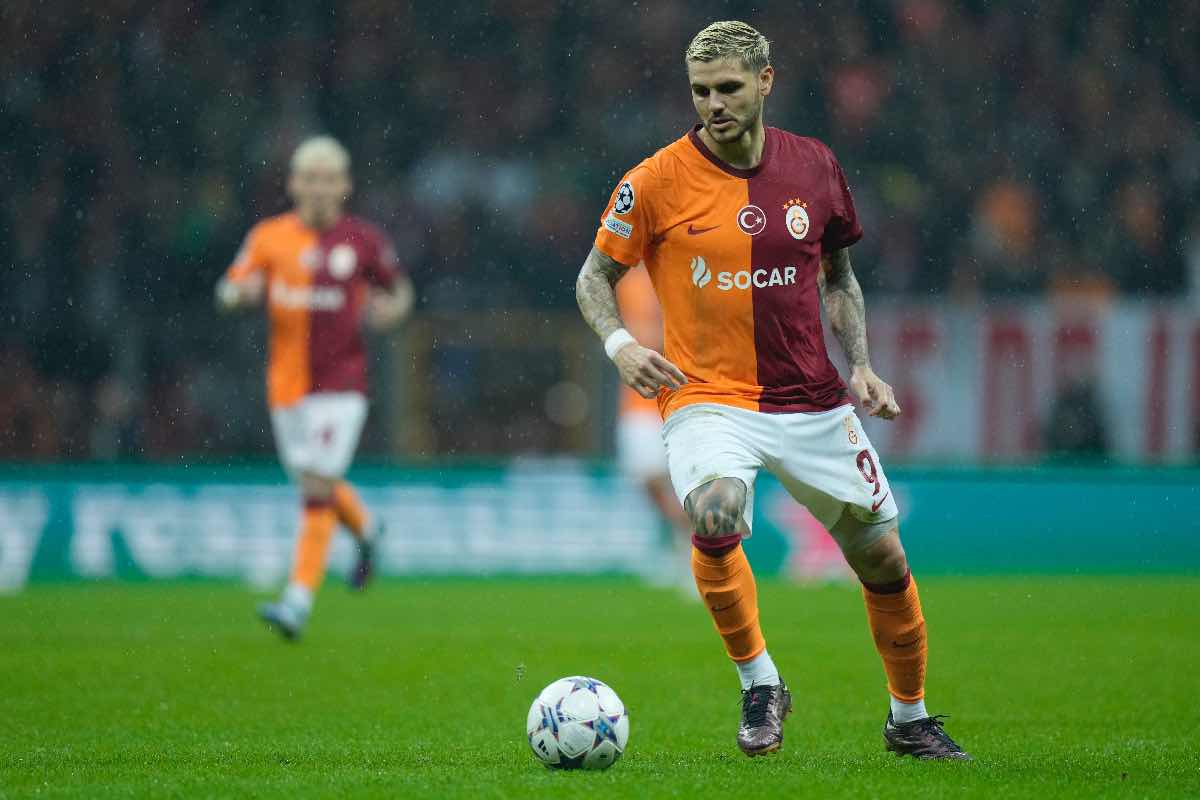 Mauro Icardi del Galatasaray in azione durante una partita di Champions League 2025, mentre conduce il pallone sotto la pioggia