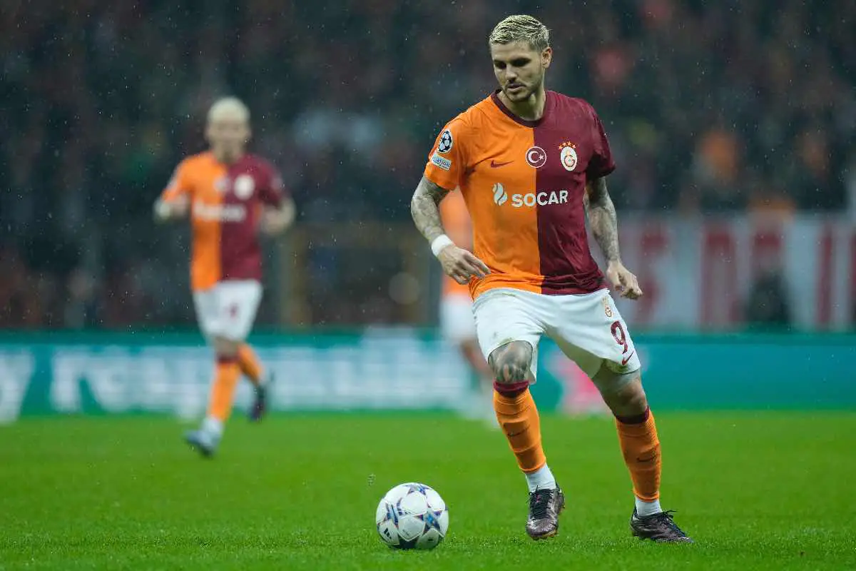 Mauro Icardi del Galatasaray in azione durante una partita di Champions League 2025, mentre conduce il pallone sotto la pioggia