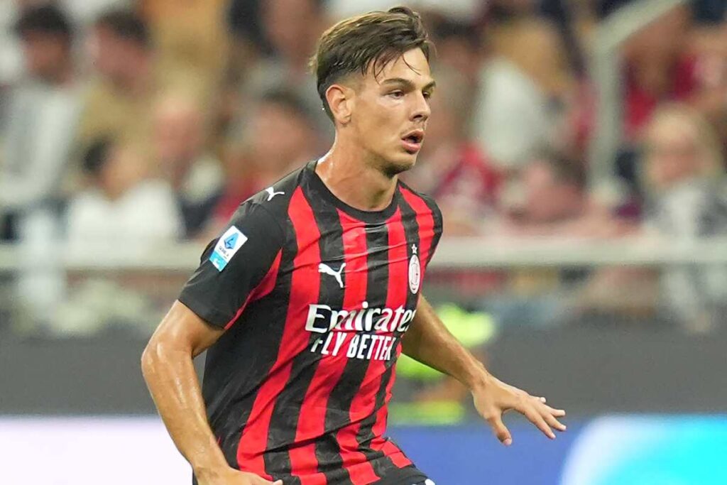 Jashari in campo con la maglia del Milan