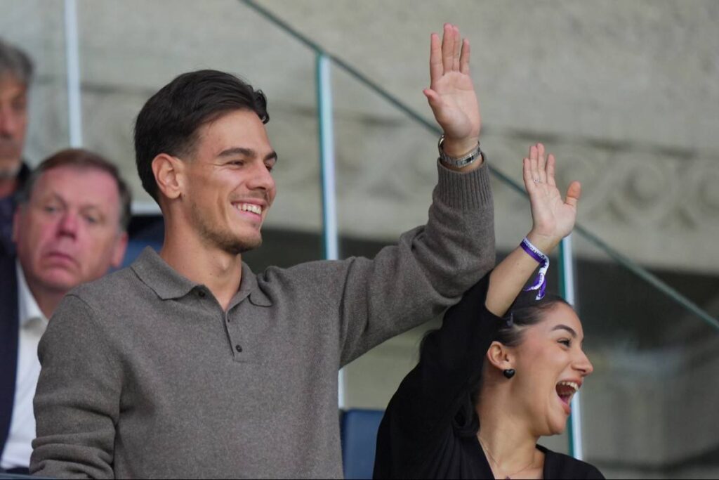 Ardon Jashari saluta sorridente