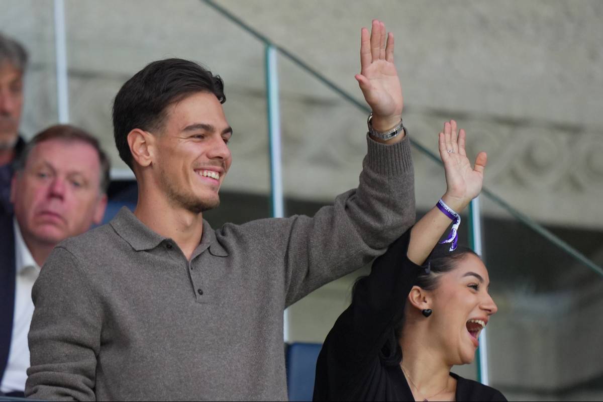 Ardon Jashari saluta sorridente