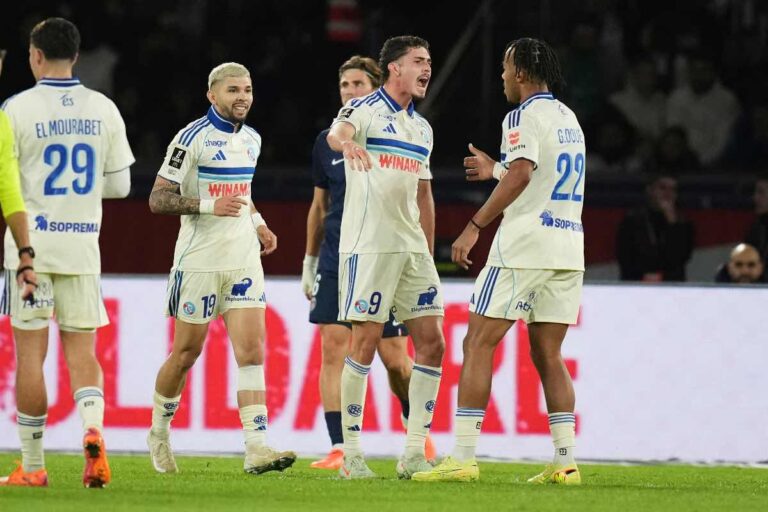 Joaquín Panichelli esulta con i compagni dello Strasburgo durante una partita della Ligue 1 2025.