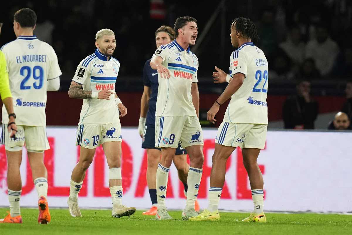 Joaquín Panichelli esulta con i compagni dello Strasburgo durante una partita della Ligue 1 2025.