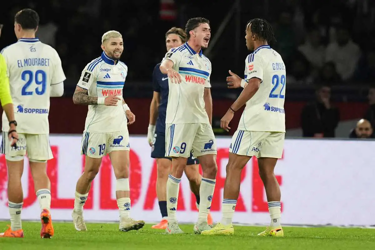 Joaquín Panichelli esulta con i compagni dello Strasburgo durante una partita della Ligue 1 2025.