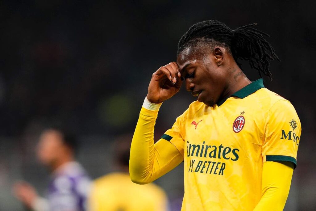 Rafael Leão del Milan abbassa lo sguardo durante una partita di Serie A 2025/2026, indossando la maglia gialla da trasferta.