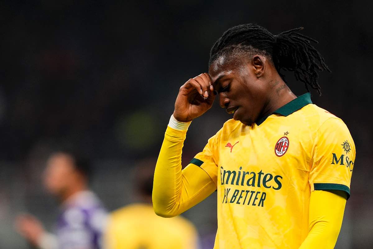 Rafael Leão del Milan abbassa lo sguardo durante una partita di Serie A 2025/2026, indossando la maglia gialla da trasferta.