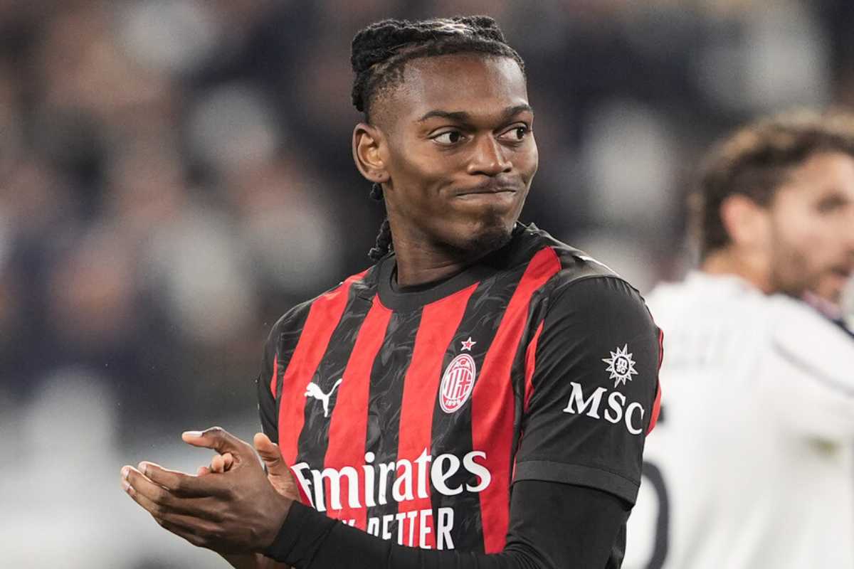 Leao si dispera dopo aver sprecato un'occasione da gol contro la Juventus