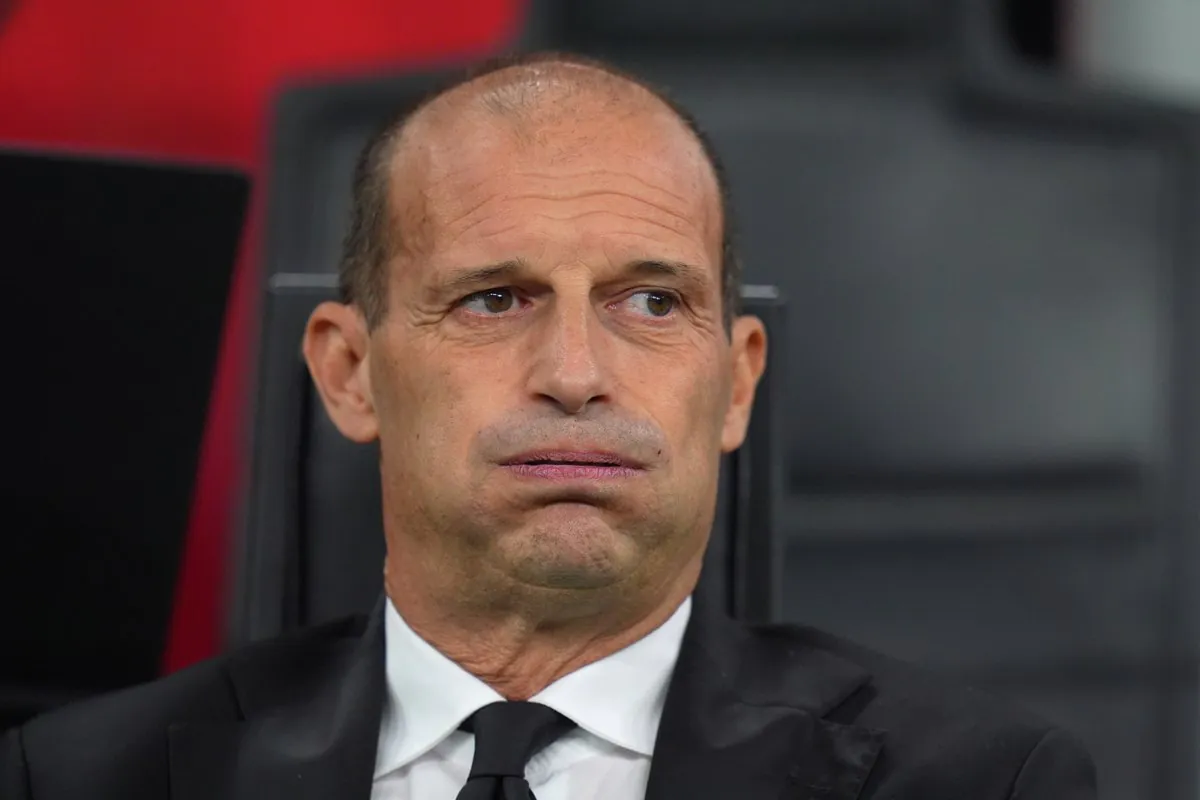 L'allenatore del Milan Massimiliano Allegri seduto sulla panchina a San Siro che sbuffa