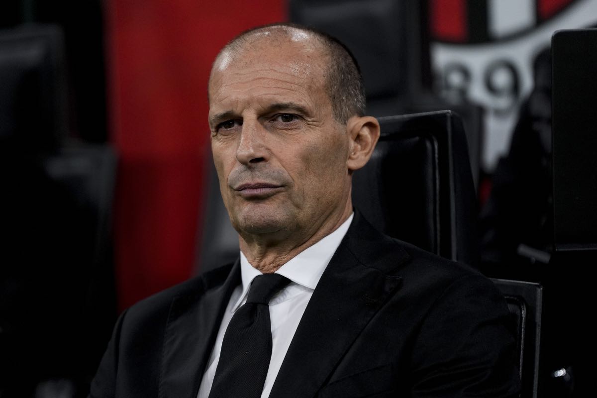 Massimiliano Allegri parla alla squadra dopo il pari.