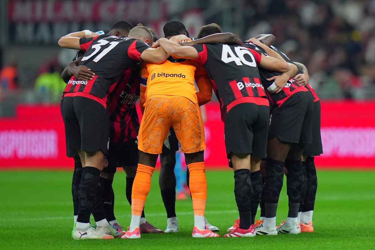 La squadra del Milan riunita in cerchio prima dell’inizio di una partita di Serie A 2025 allo stadio di San Siro.