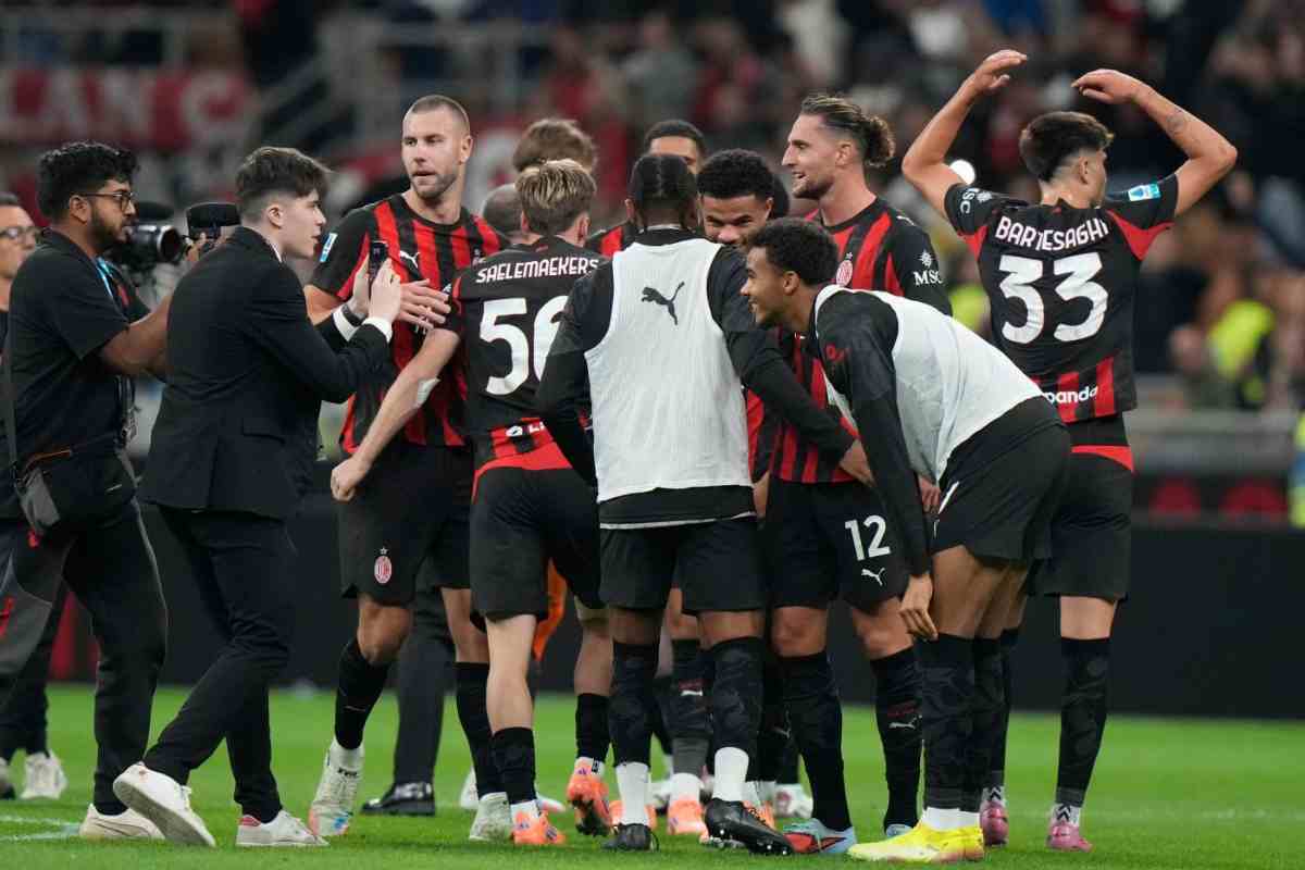 I giocatori del Milan esultano insieme in campo dopo una vittoria allo Stadio Meazza nella stagione 2025/2026.