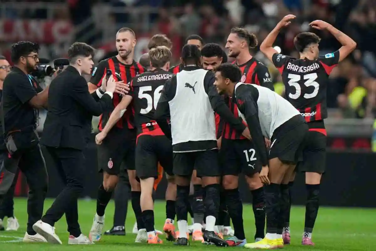 I giocatori del Milan esultano insieme in campo dopo una vittoria allo Stadio Meazza nella stagione 2025/2026.