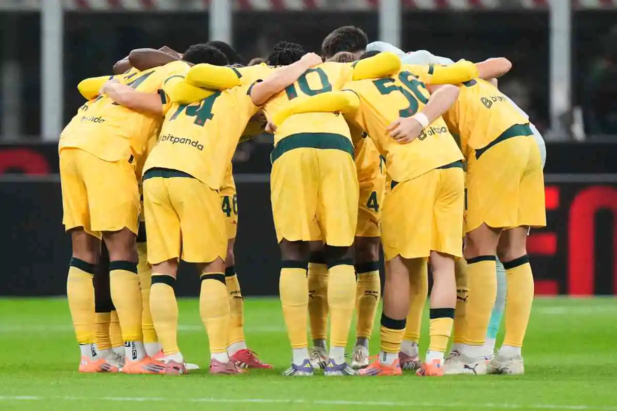 I giocatori del Milan riuniti in cerchio per caricare la squadra prima del match di Serie A 2025.