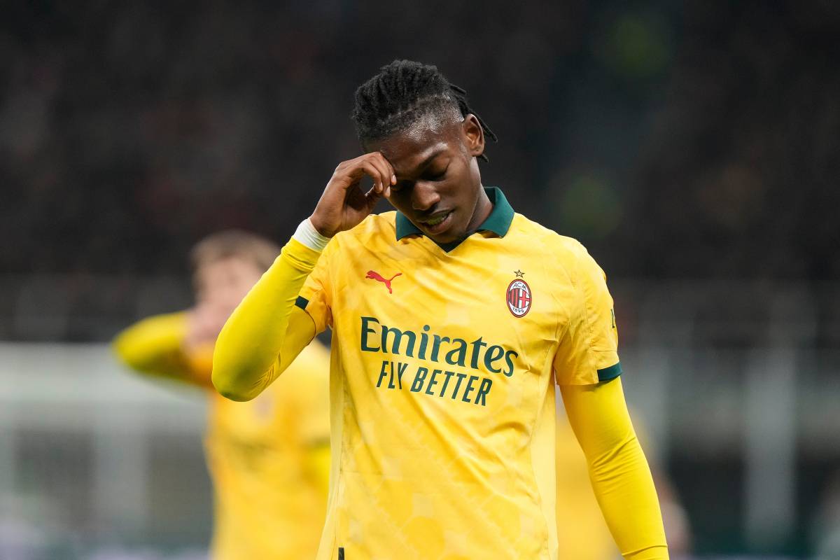 Leao preoccupato con la mano in viso